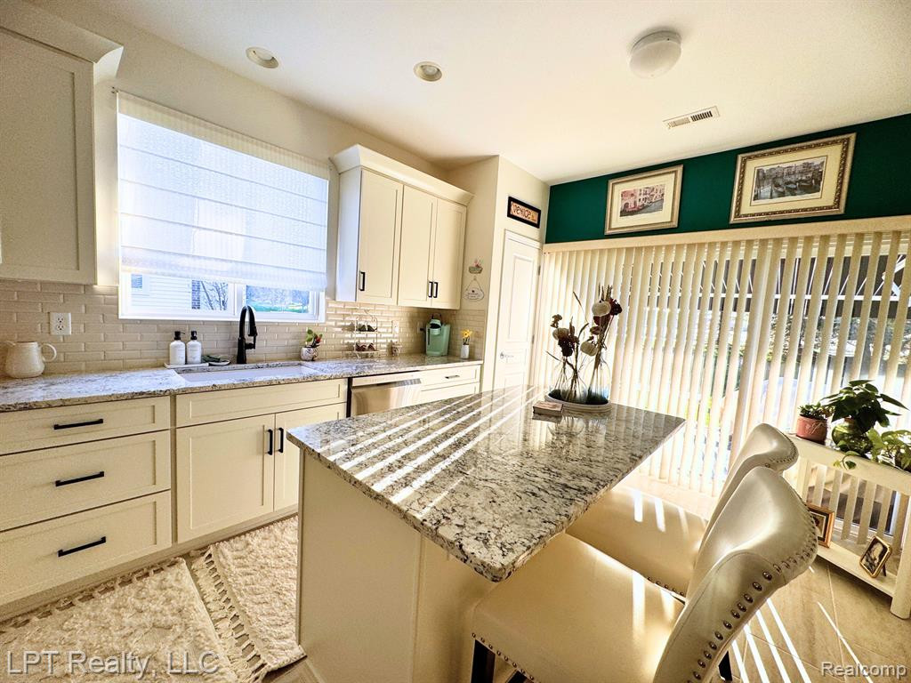 24560 SAND LAKE Lane, Flat Rock, MI 48134 — Photo 9