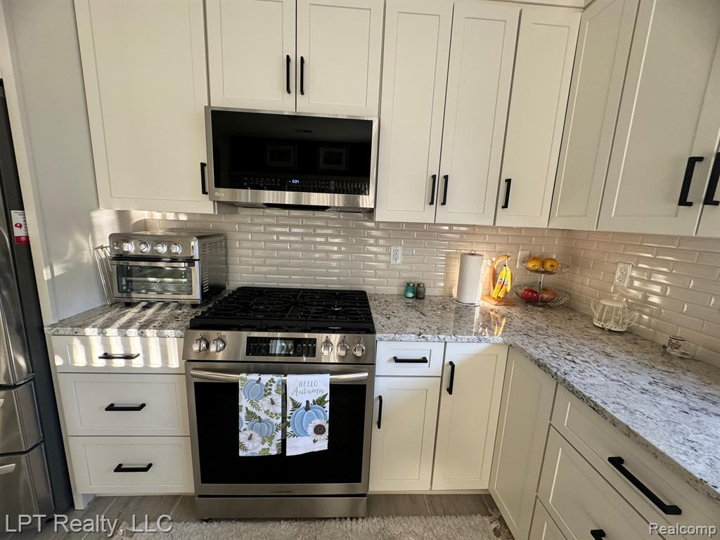 24560 SAND LAKE Lane, Flat Rock, MI 48134 — Photo 10