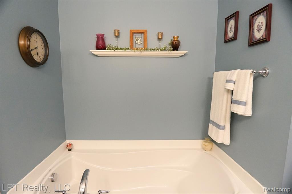 24560 SAND LAKE Lane, Flat Rock, MI 48134 — Photo 17