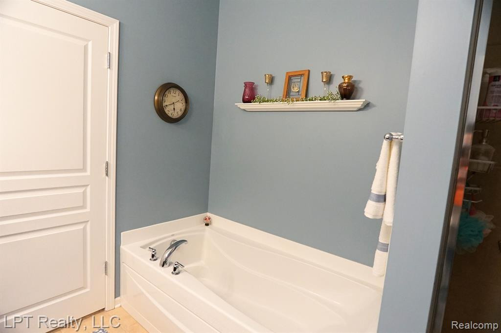 24560 SAND LAKE Lane, Flat Rock, MI 48134 — Photo 18