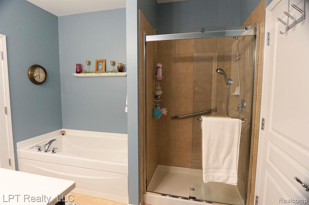 24560 SAND LAKE Lane, Flat Rock, MI 48134 — Photo 19