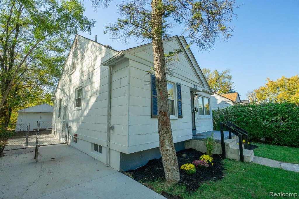 8483 PIERSON Street, Detroit, MI 48228 — Photo 3