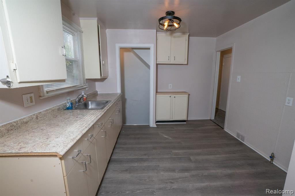 8483 PIERSON Street, Detroit, MI 48228 — Photo 8