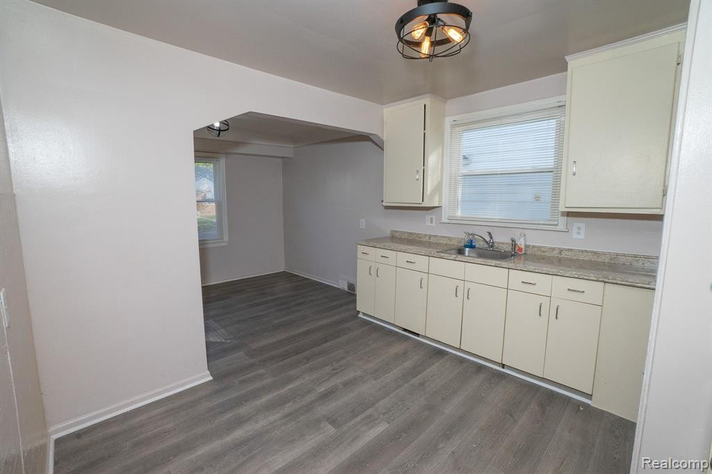 8483 PIERSON Street, Detroit, MI 48228 — Photo 9