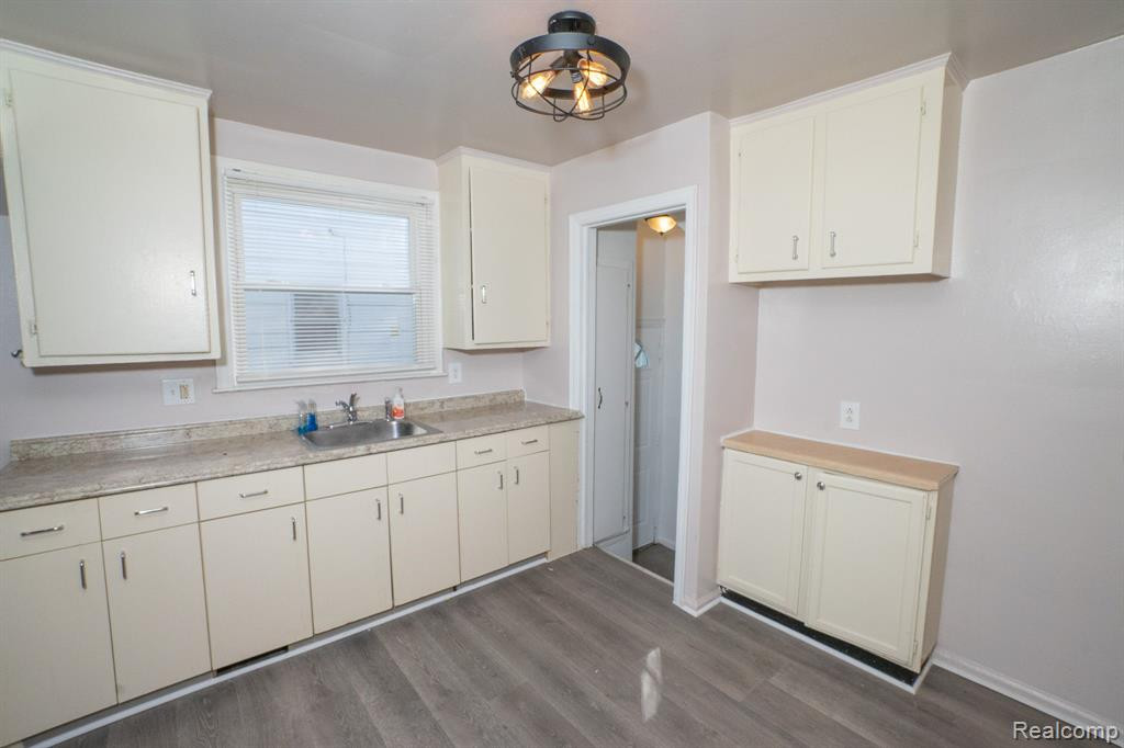 8483 PIERSON Street, Detroit, MI 48228 — Photo 10