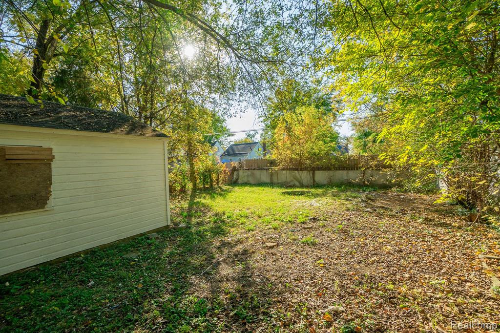 8483 PIERSON Street, Detroit, MI 48228 — Photo 24