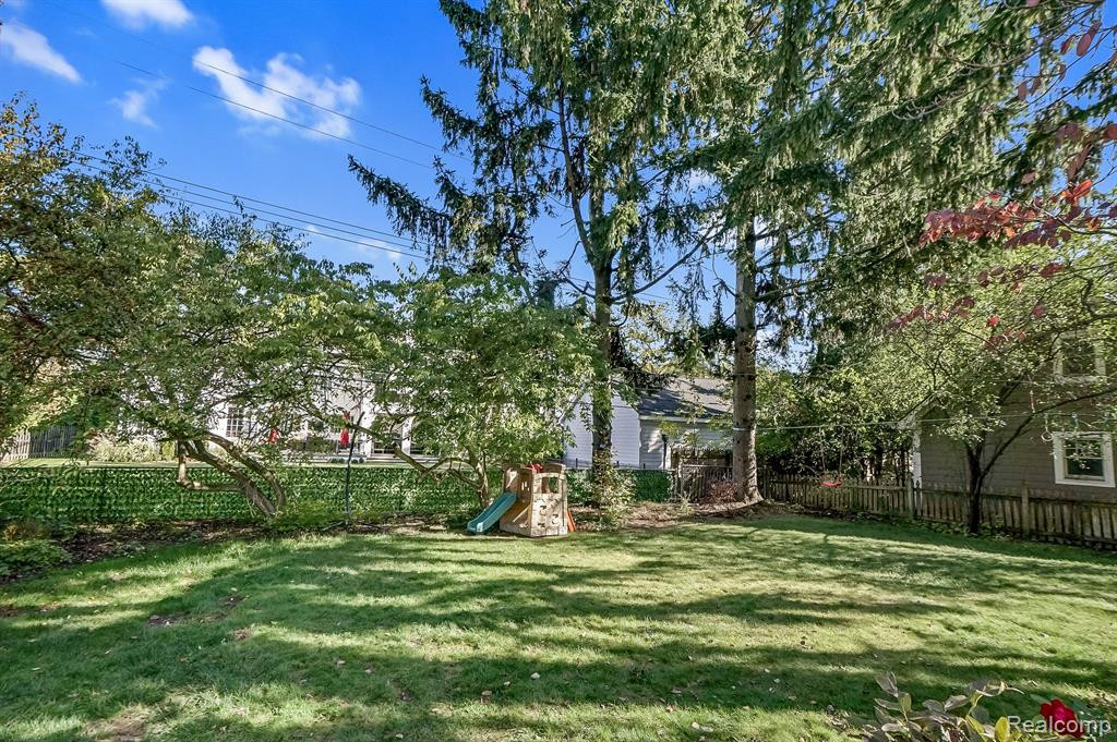 640 CHESTERFIELD Avenue, Birmingham, MI 48009 — Photo 31