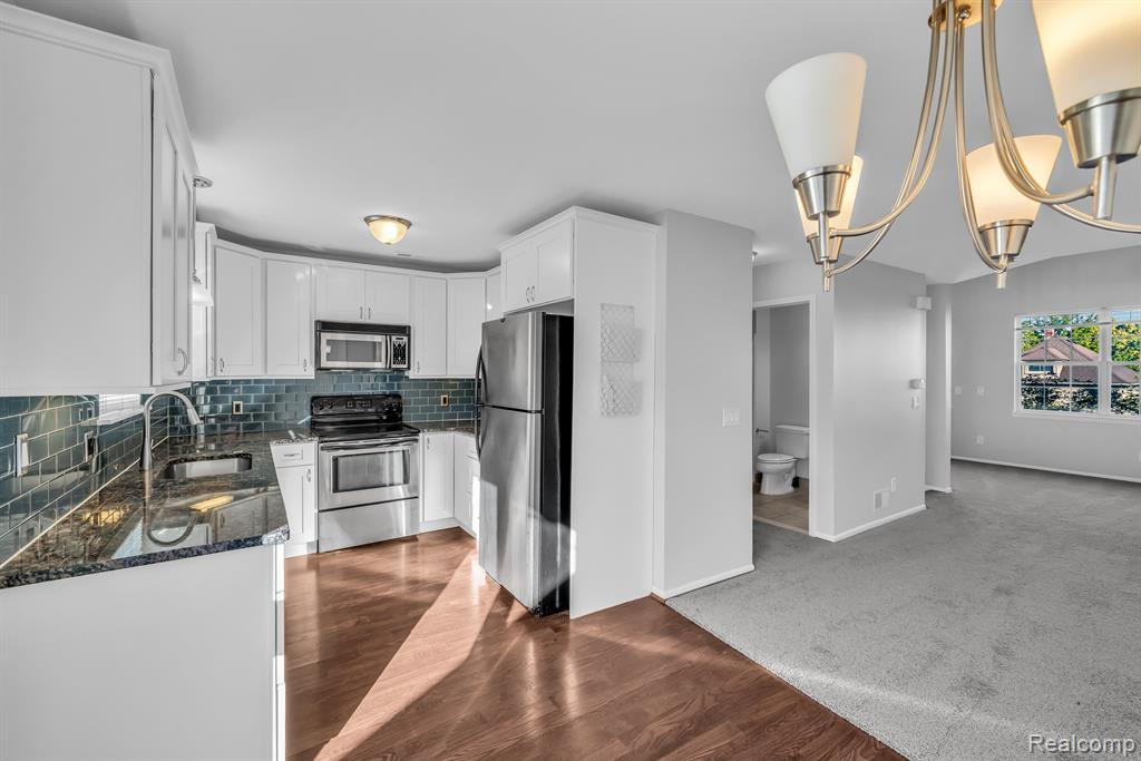 131 W KENILWORTH Avenue, Royal Oak, MI 48067 — Photo 6