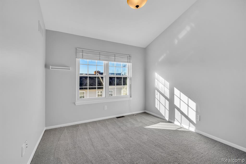 131 W KENILWORTH Avenue, Royal Oak, MI 48067 — Photo 13