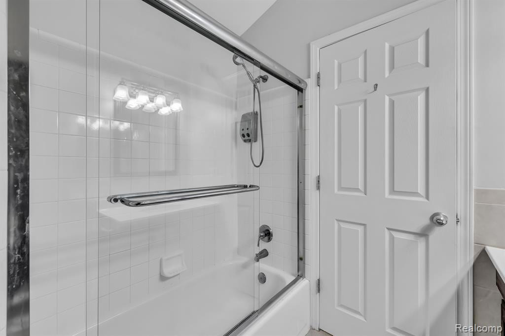 131 W KENILWORTH Avenue, Royal Oak, MI 48067 — Photo 16