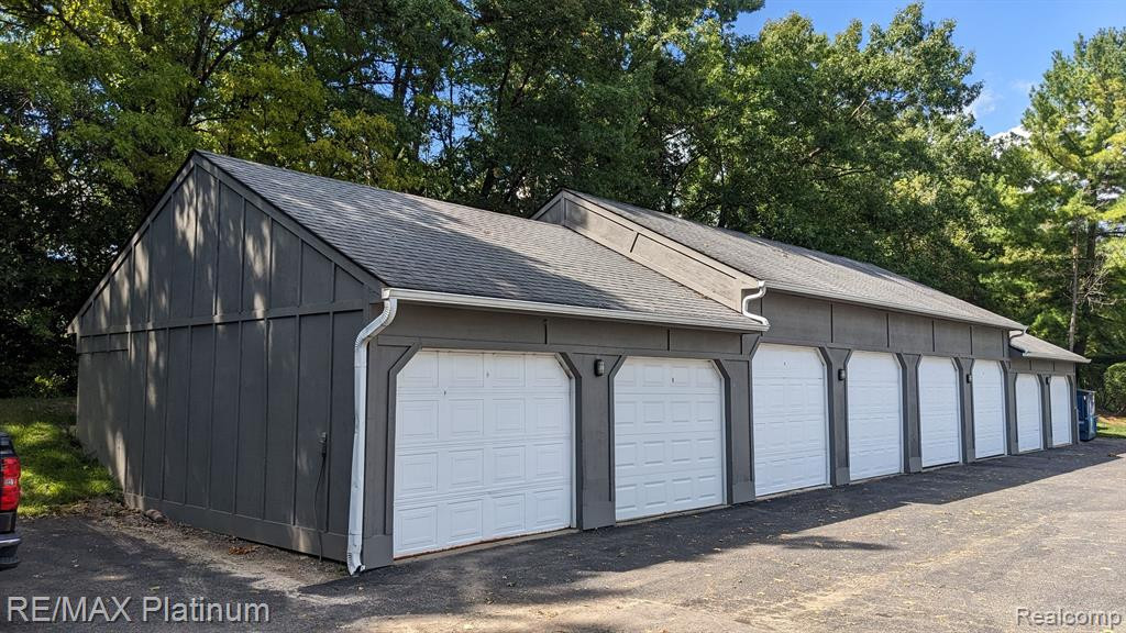 613 Curzon Court, 102, Howell, MI 48843 — Photo 2