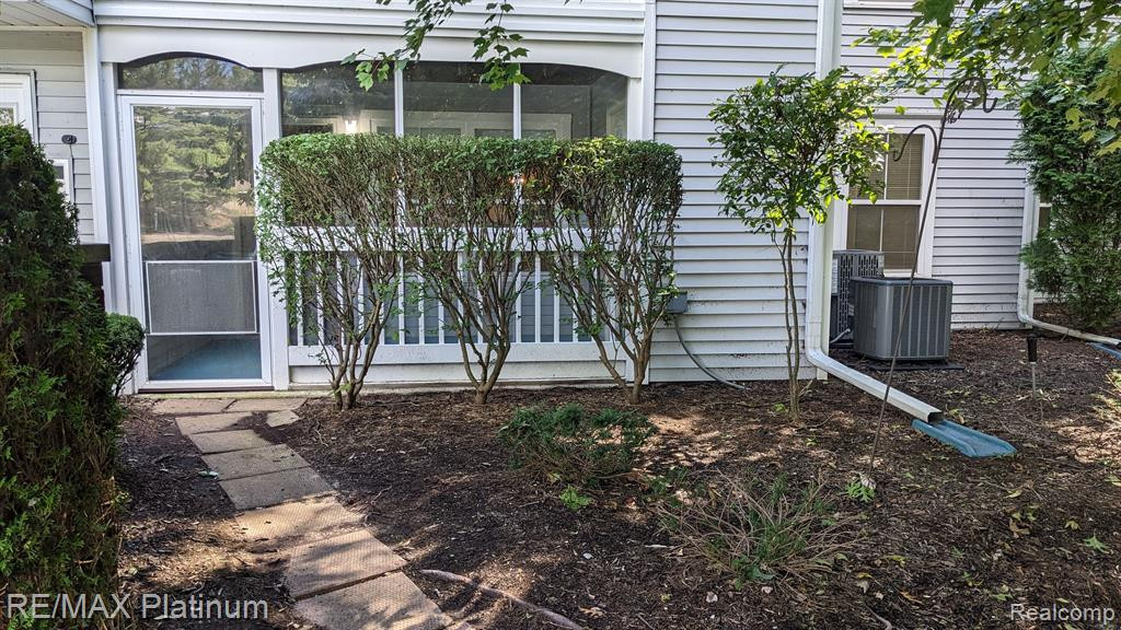 613 Curzon Court, 102, Howell, MI 48843 — Photo 4