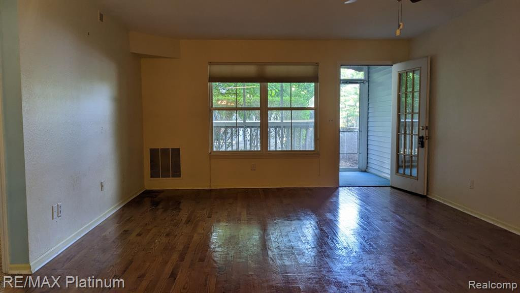 613 Curzon Court, 102, Howell, MI 48843 — Photo 11