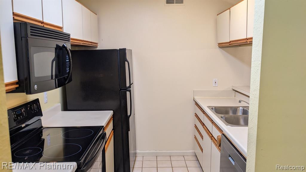 613 Curzon Court, 102, Howell, MI 48843 — Photo 14