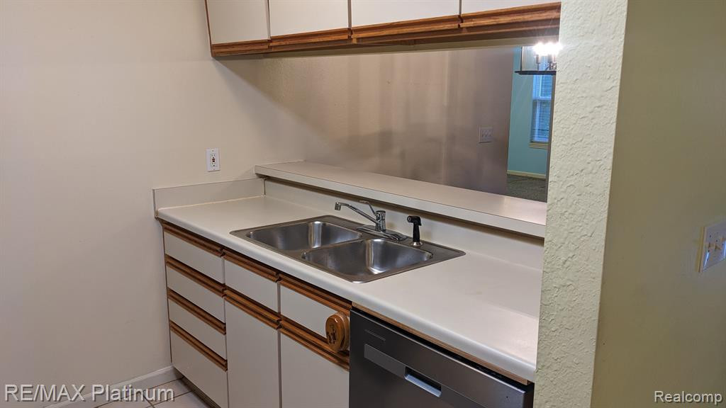 613 Curzon Court, 102, Howell, MI 48843 — Photo 15