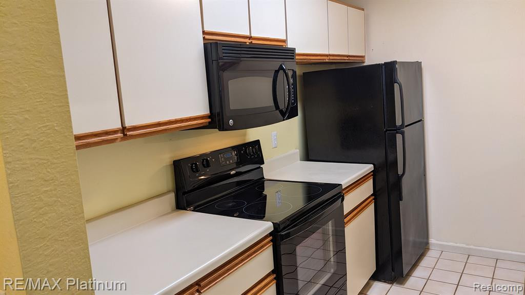 613 Curzon Court, 102, Howell, MI 48843 — Photo 16