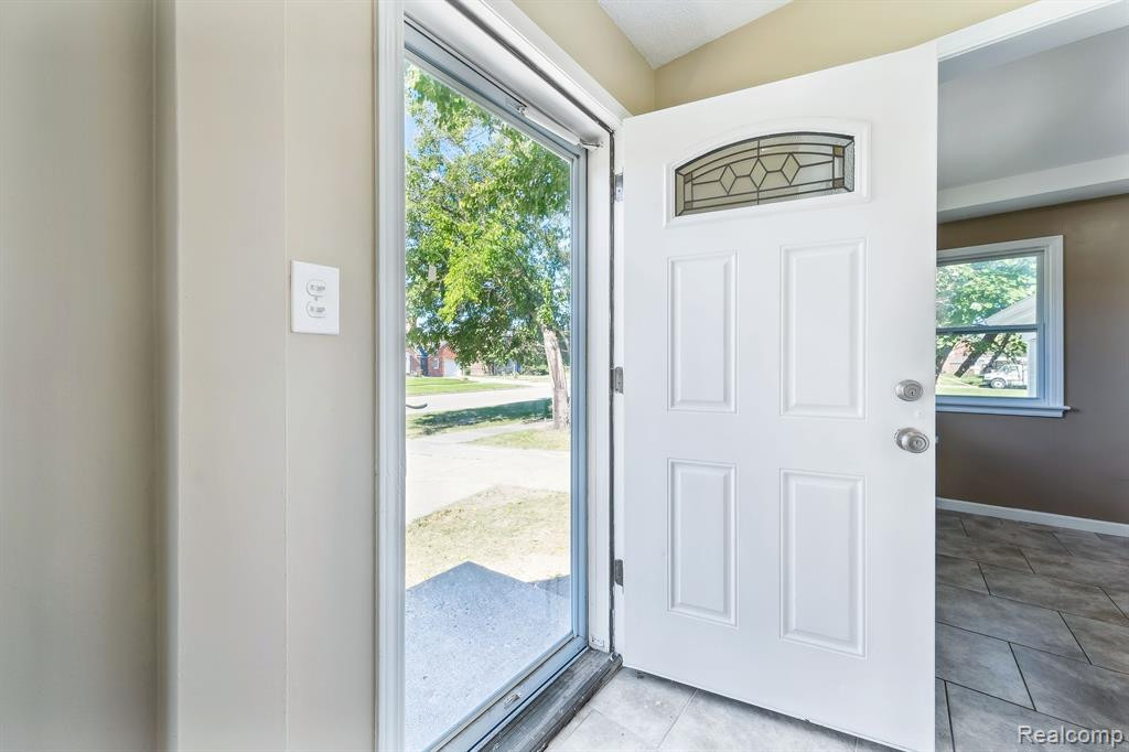 8126 SORRENTO Street, Detroit, MI 48228 — Photo 6