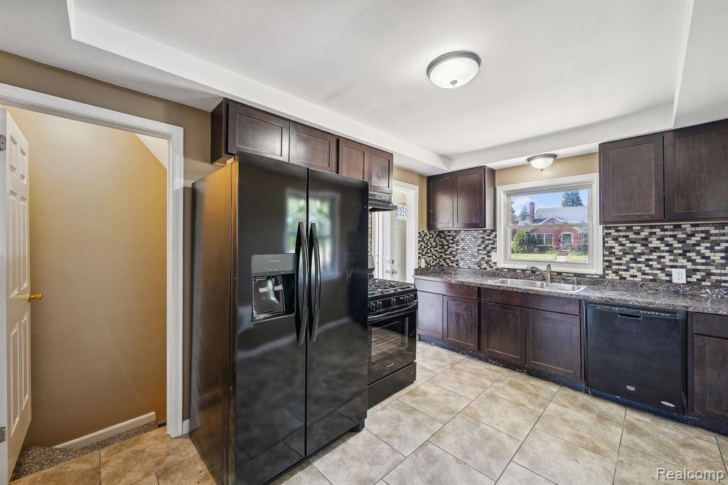 8126 SORRENTO Street, Detroit, MI 48228 — Photo 18