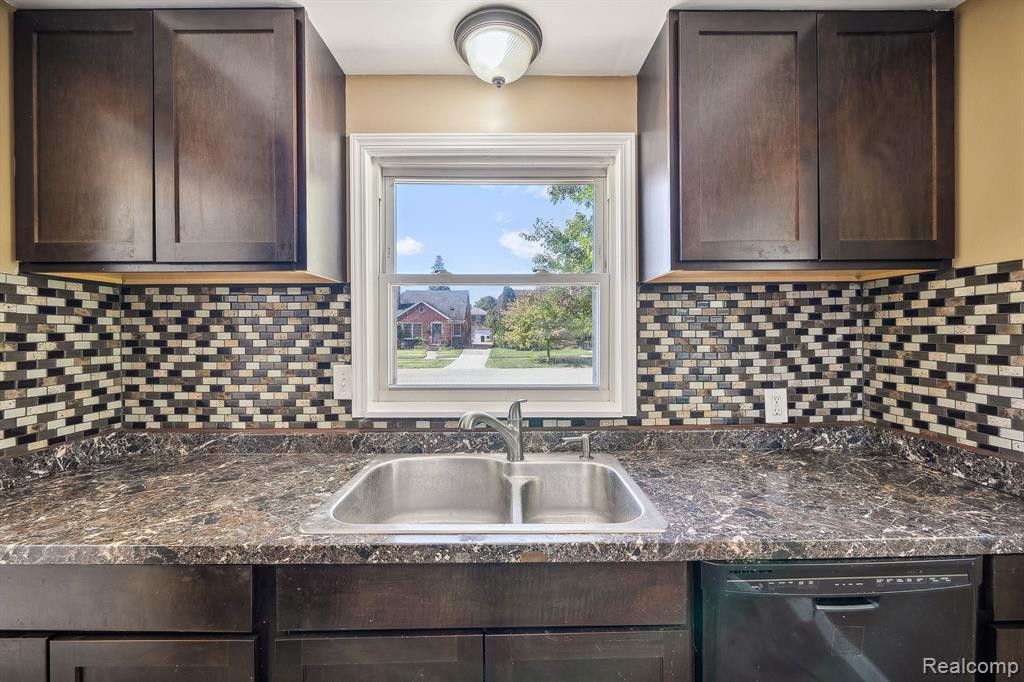 8126 SORRENTO Street, Detroit, MI 48228 — Photo 22