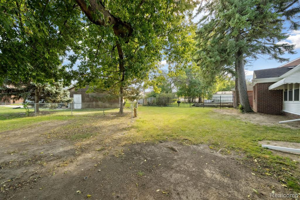 8126 SORRENTO Street, Detroit, MI 48228 — Photo 39