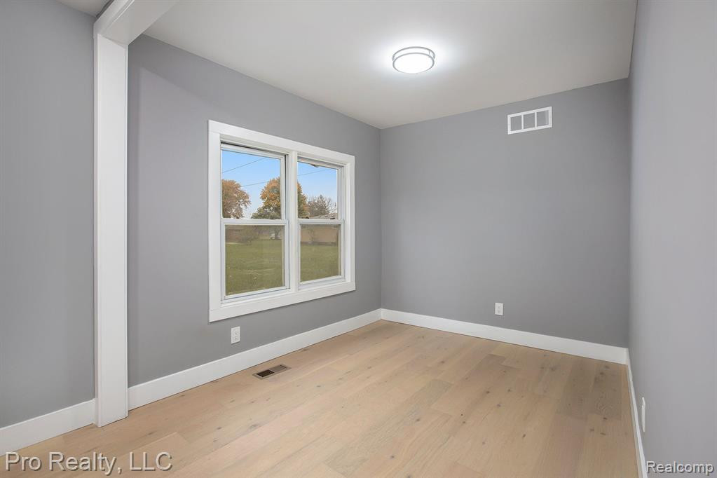 670 N IVANHOE Avenue, Ypsilanti, MI 48198 — Photo 12