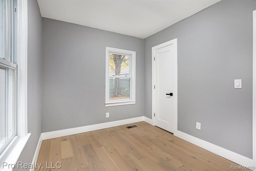 670 N IVANHOE Avenue, Ypsilanti, MI 48198 — Photo 16