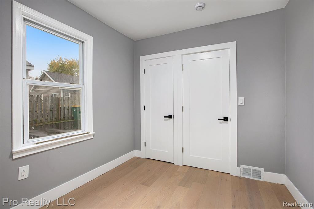 670 N IVANHOE Avenue, Ypsilanti, MI 48198 — Photo 18