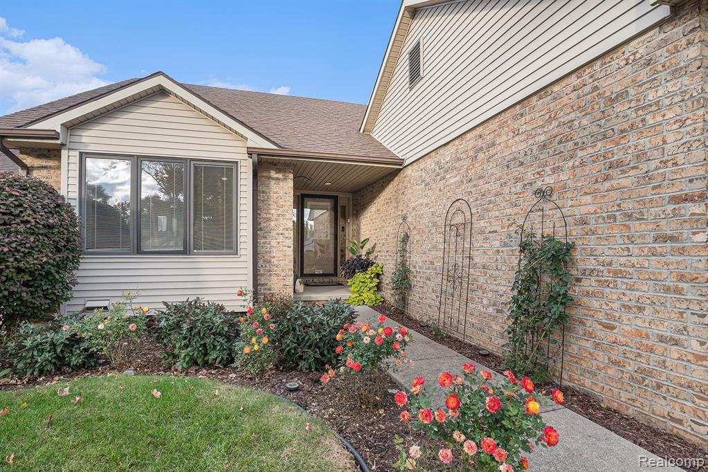 8309 BUTTERNUT Court, 25, Grand Blanc, MI 48439 — Photo 2