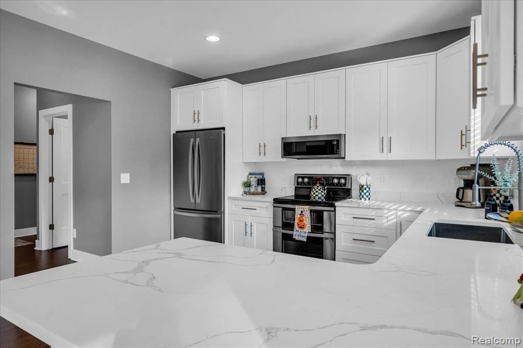 8429 YALE Street, Oak Park, MI 48237 — Photo 14