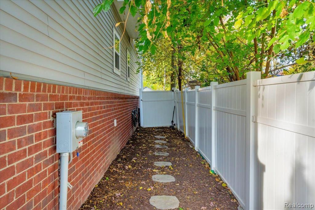 8429 YALE Street, Oak Park, MI 48237 — Photo 41