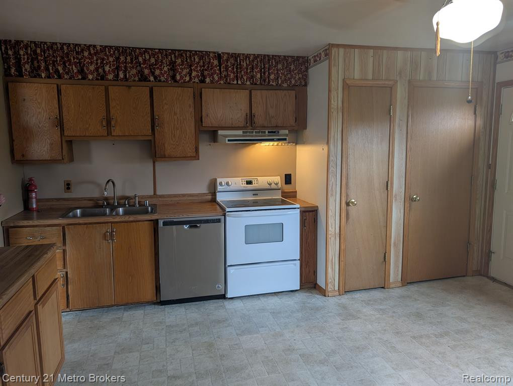 2686 N VAN DYKE Road, Imlay City, MI 48444 — Photo 7