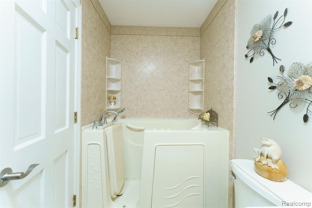 885 Challenging Trail, South Lyon, MI 48178 — Photo 24