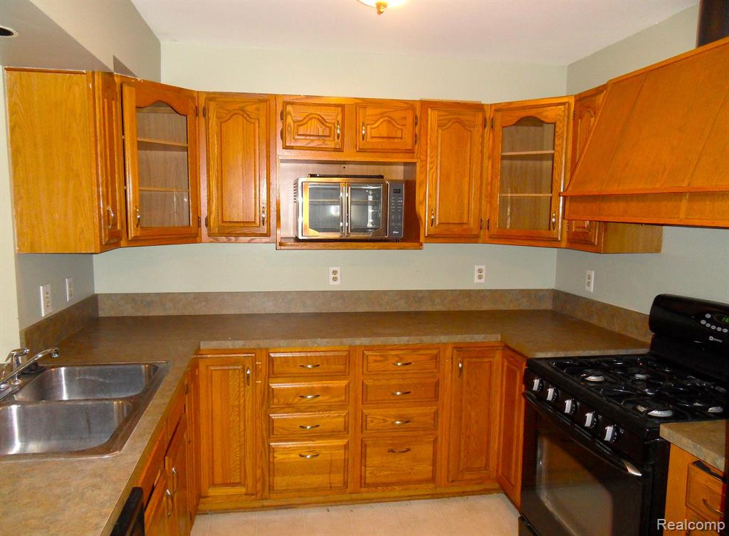 841 BISHOP Street, Milford, MI 48381 — Photo 7