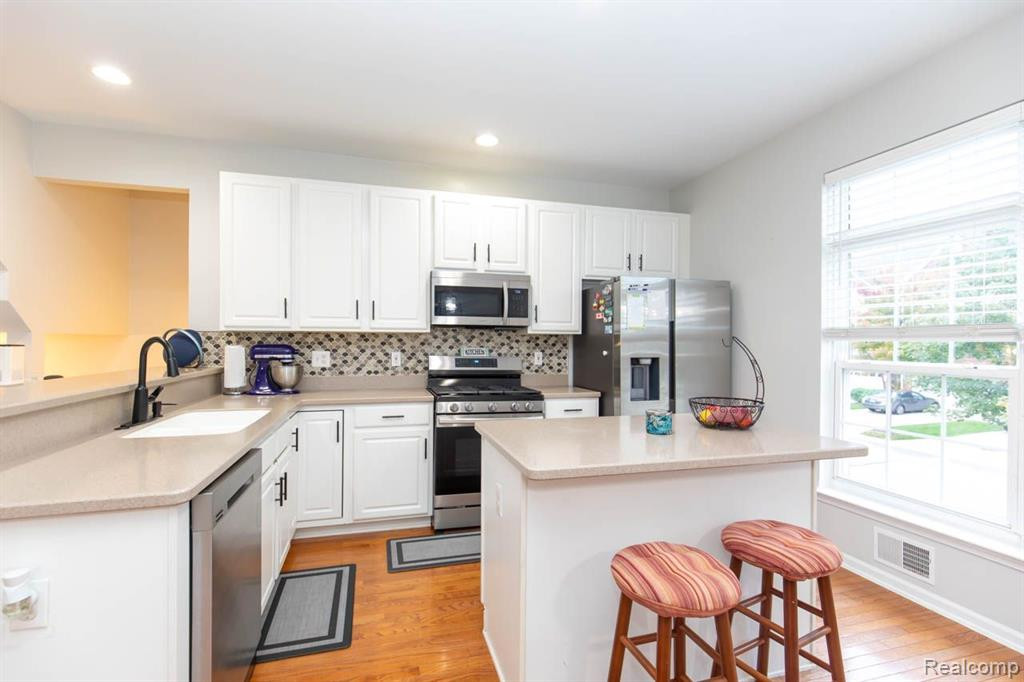 581 CHERRY ORCHARD Road, Canton, MI 48188 — Photo 15