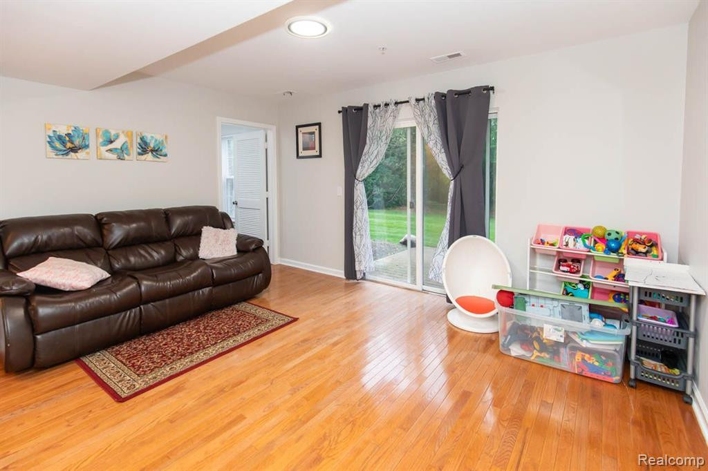 581 CHERRY ORCHARD Road, Canton, MI 48188 — Photo 43