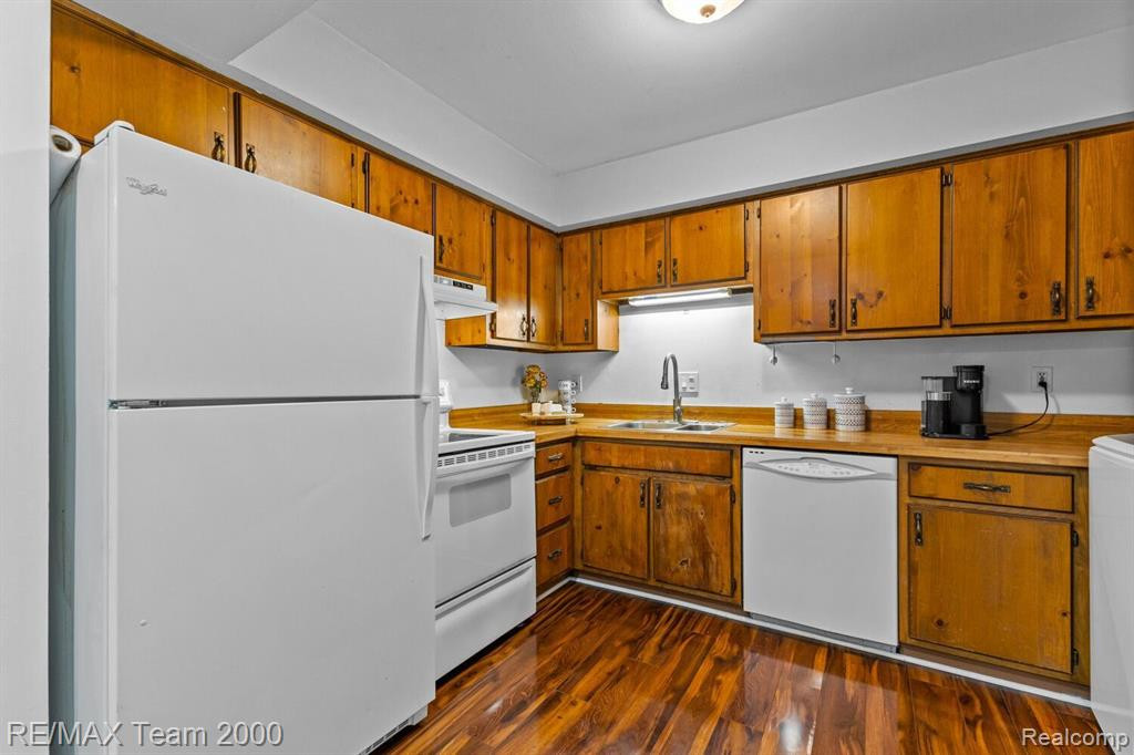 38071 CAROLON Boulevard, Westland, MI — Photo 9