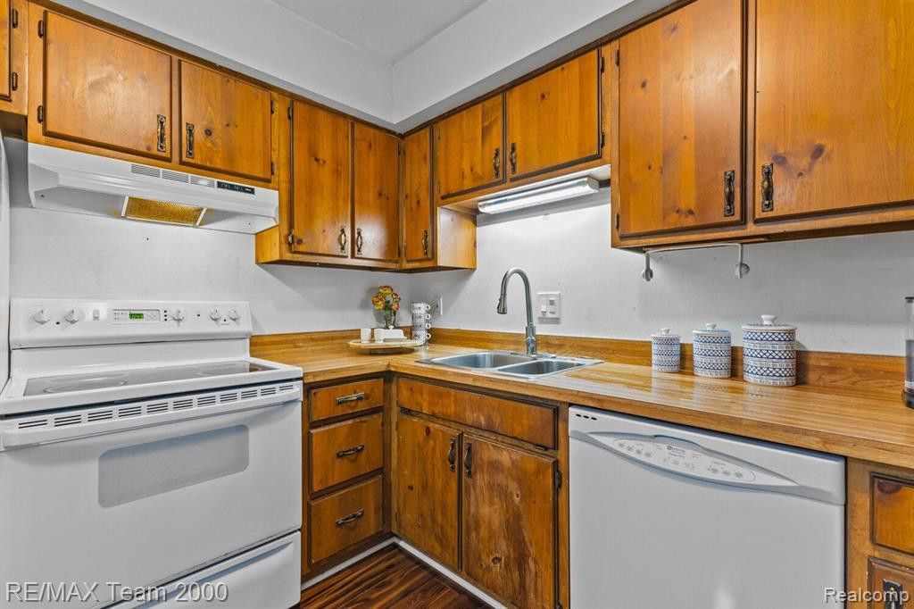 38071 CAROLON Boulevard, Westland, MI — Photo 11