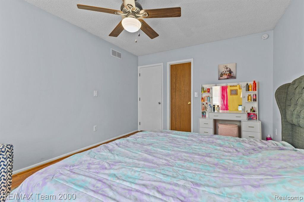 38071 CAROLON Boulevard, Westland, MI — Photo 16