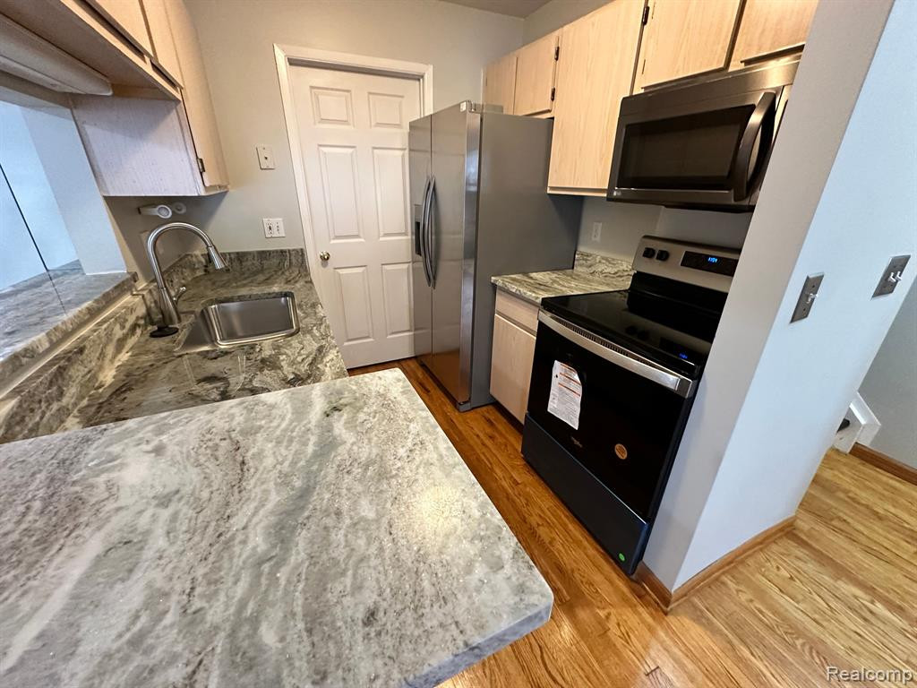 22040 CAPE COD Way, Farmington Hills, MI 48336 — Photo 5