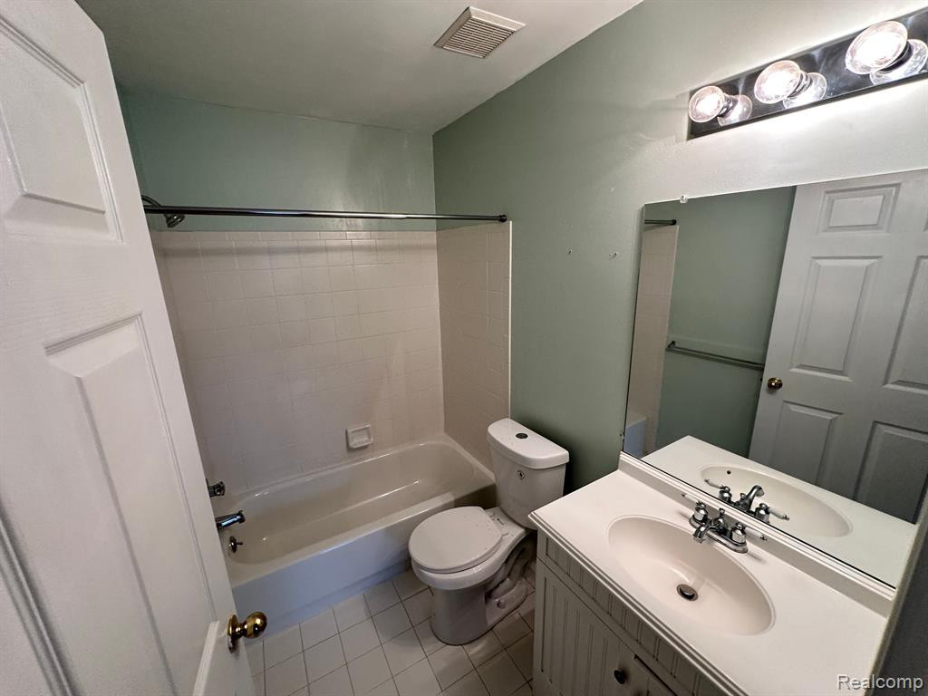 22040 CAPE COD Way, Farmington Hills, MI 48336 — Photo 14