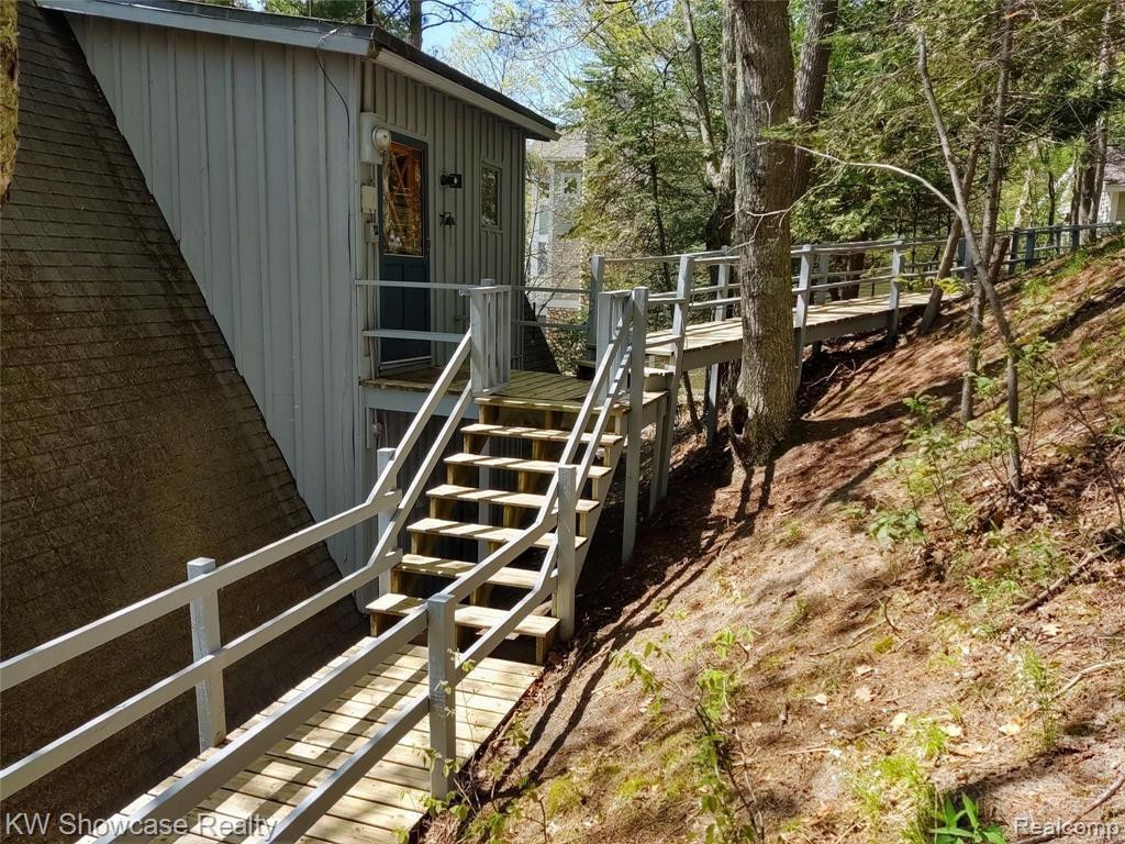 5146 LOWER SHORE Drive, Harbor Springs, MI 49740 — Photo 11