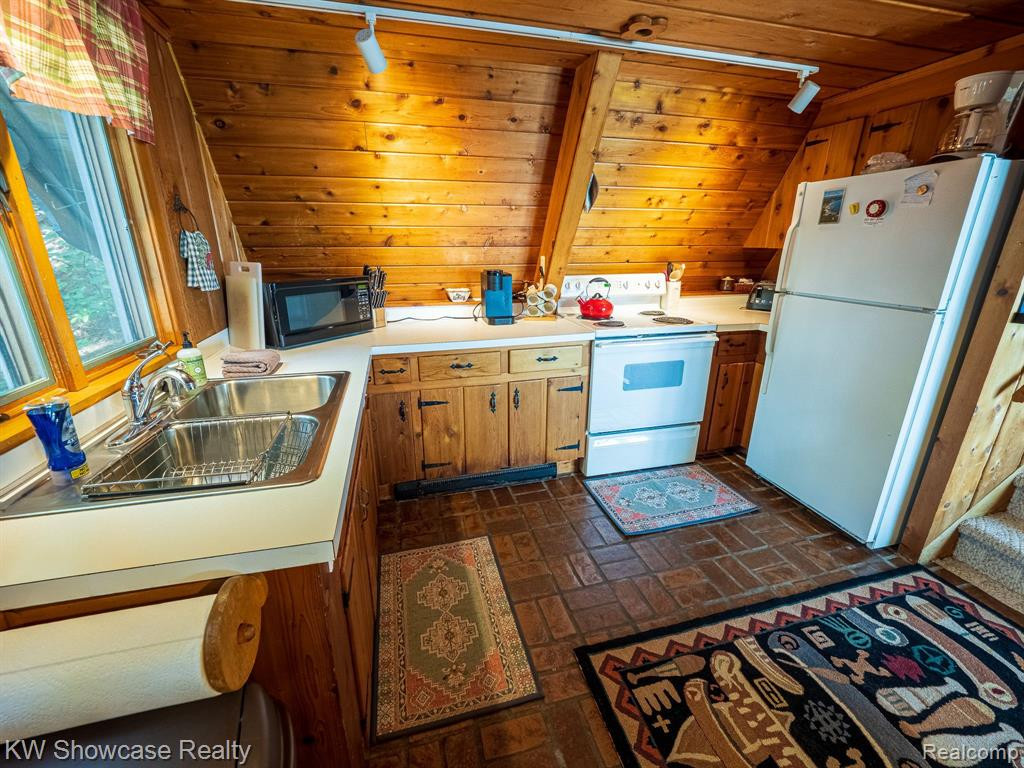 5146 LOWER SHORE Drive, Harbor Springs, MI 49740 — Photo 62