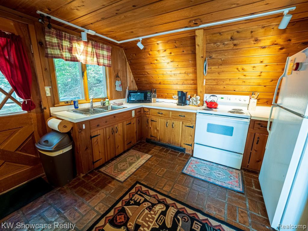 5146 LOWER SHORE Drive, Harbor Springs, MI 49740 — Photo 63