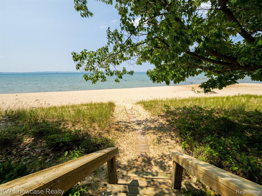 5146 LOWER SHORE Drive, Harbor Springs, MI 49740 — Photo 78