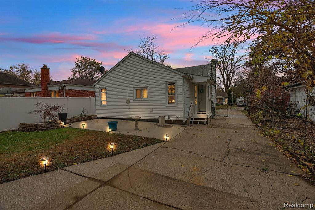6044 N VERNON Street, Dearborn Heights, MI 48127 — Photo 5
