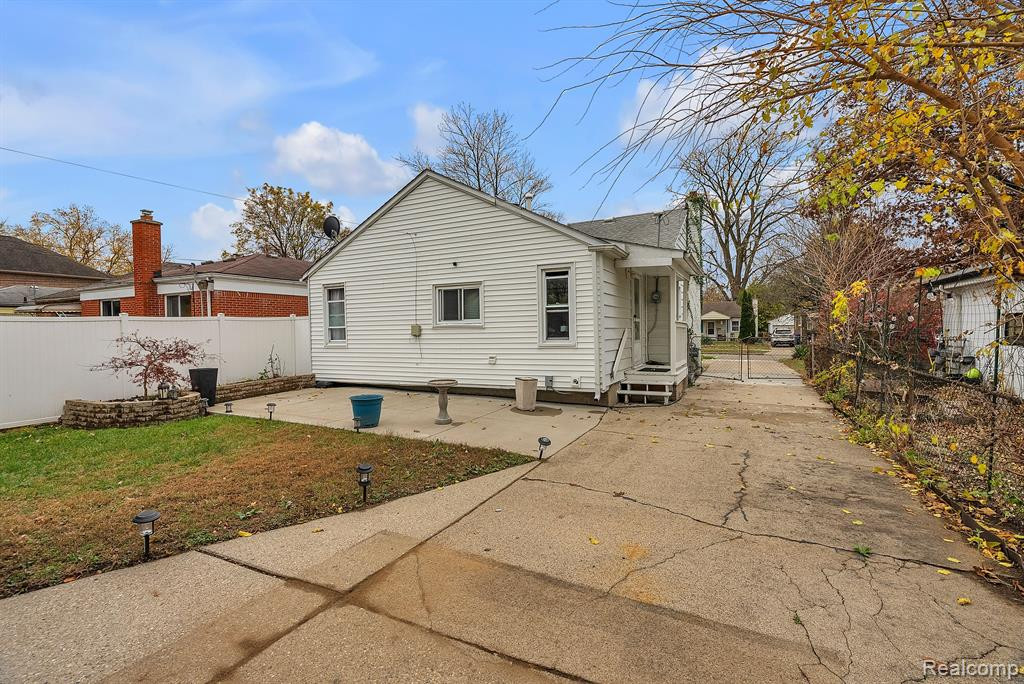6044 N VERNON Street, Dearborn Heights, MI 48127 — Photo 6
