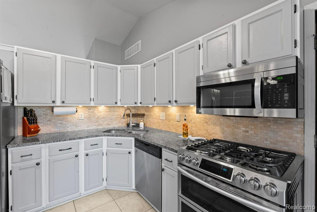 4014 LOTUS Drive, Waterford, MI 48329 — Photo 9