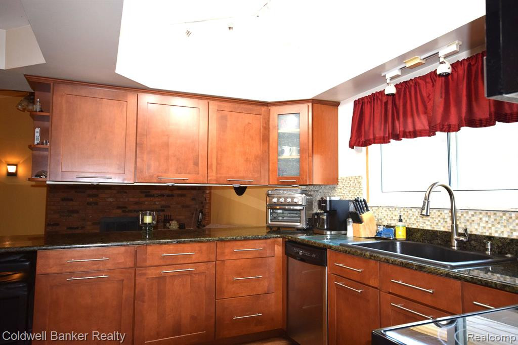7350 WILLOW CREEK Drive, Canton, MI 48187 — Photo 15