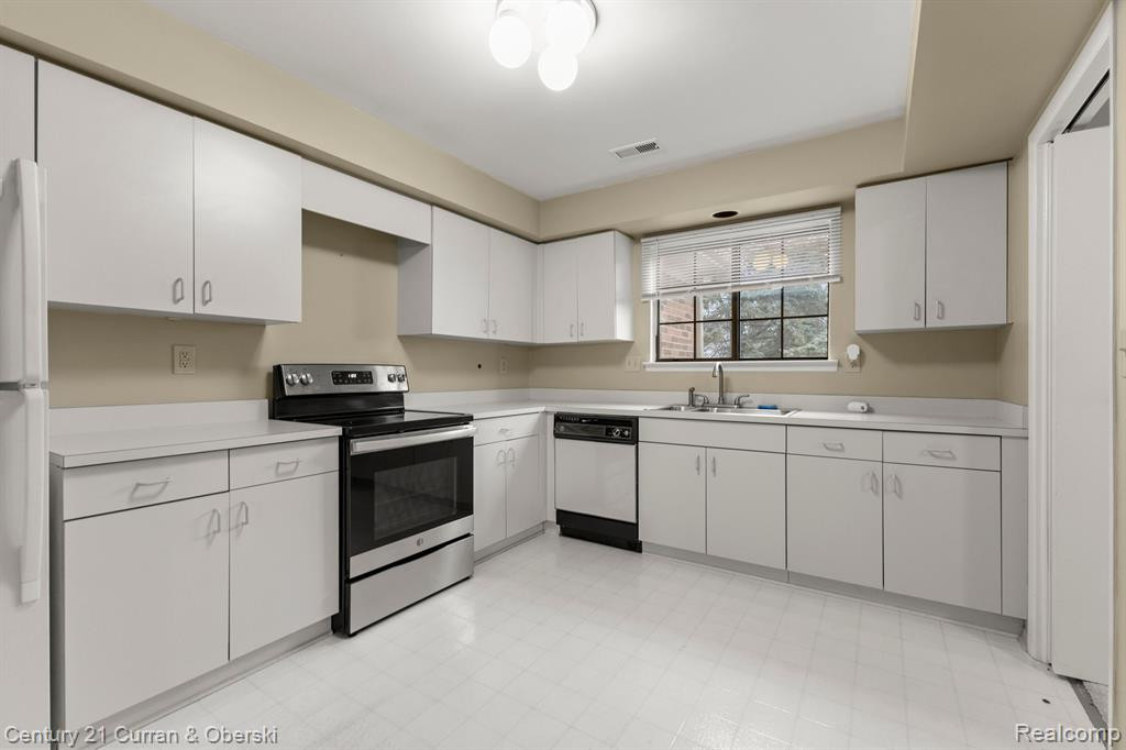 29703 PINE RIDGE Circle, Farmington Hills, MI 48331 — Photo 16