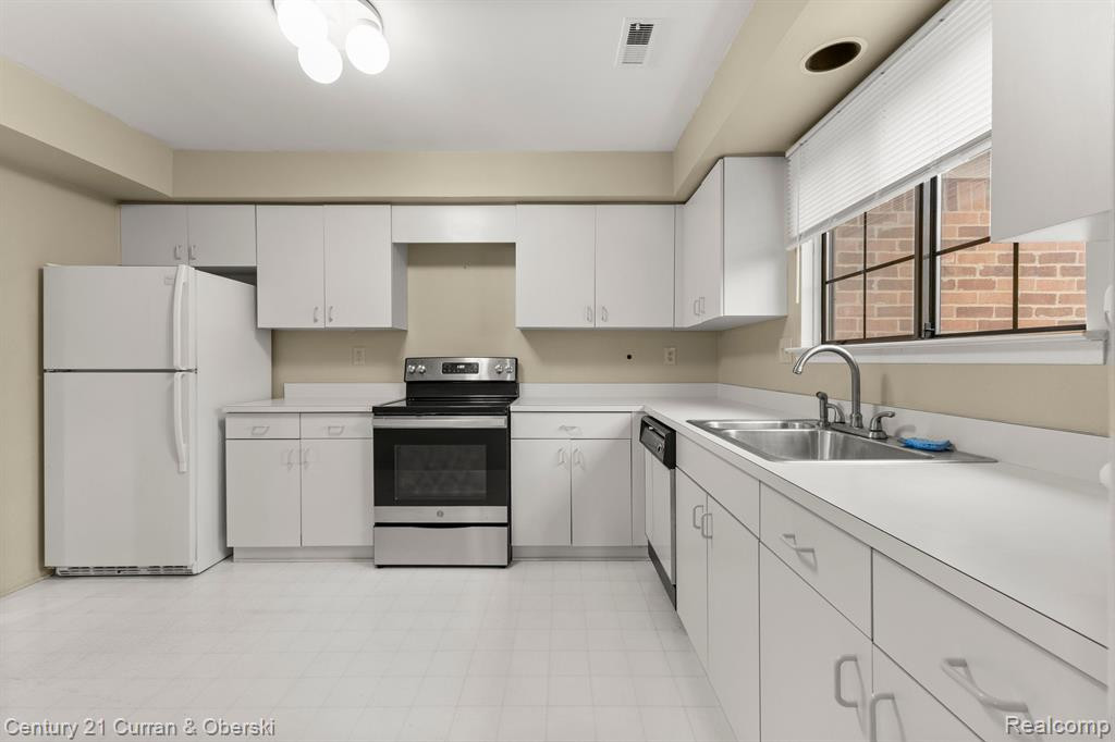 29703 PINE RIDGE Circle, Farmington Hills, MI 48331 — Photo 18